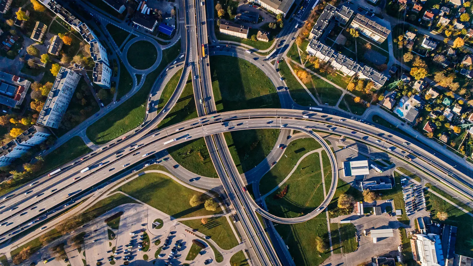 Snelweg met wegkantsystemen, een van de omgevingen waar L2Networks netwerken aanlegt